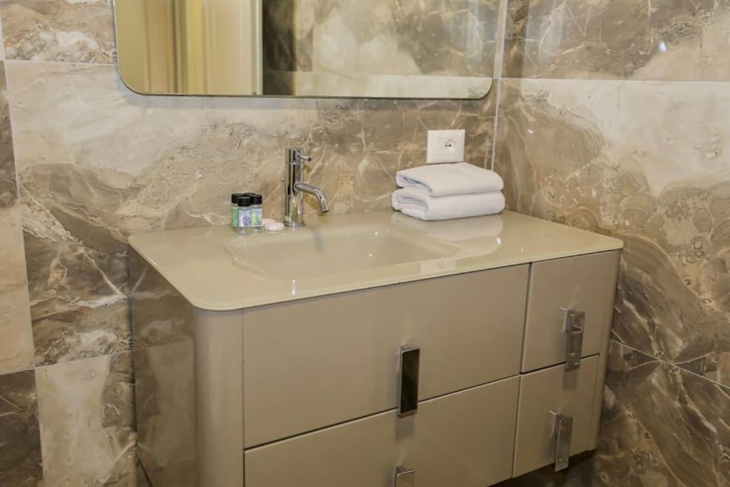 Miku - Impressive 1 Bedroom Downtown Appartamento Tirana