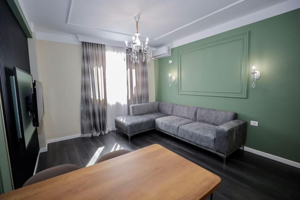 Miku - Impressive 1 Bedroom Downtown Appartamento Tirana